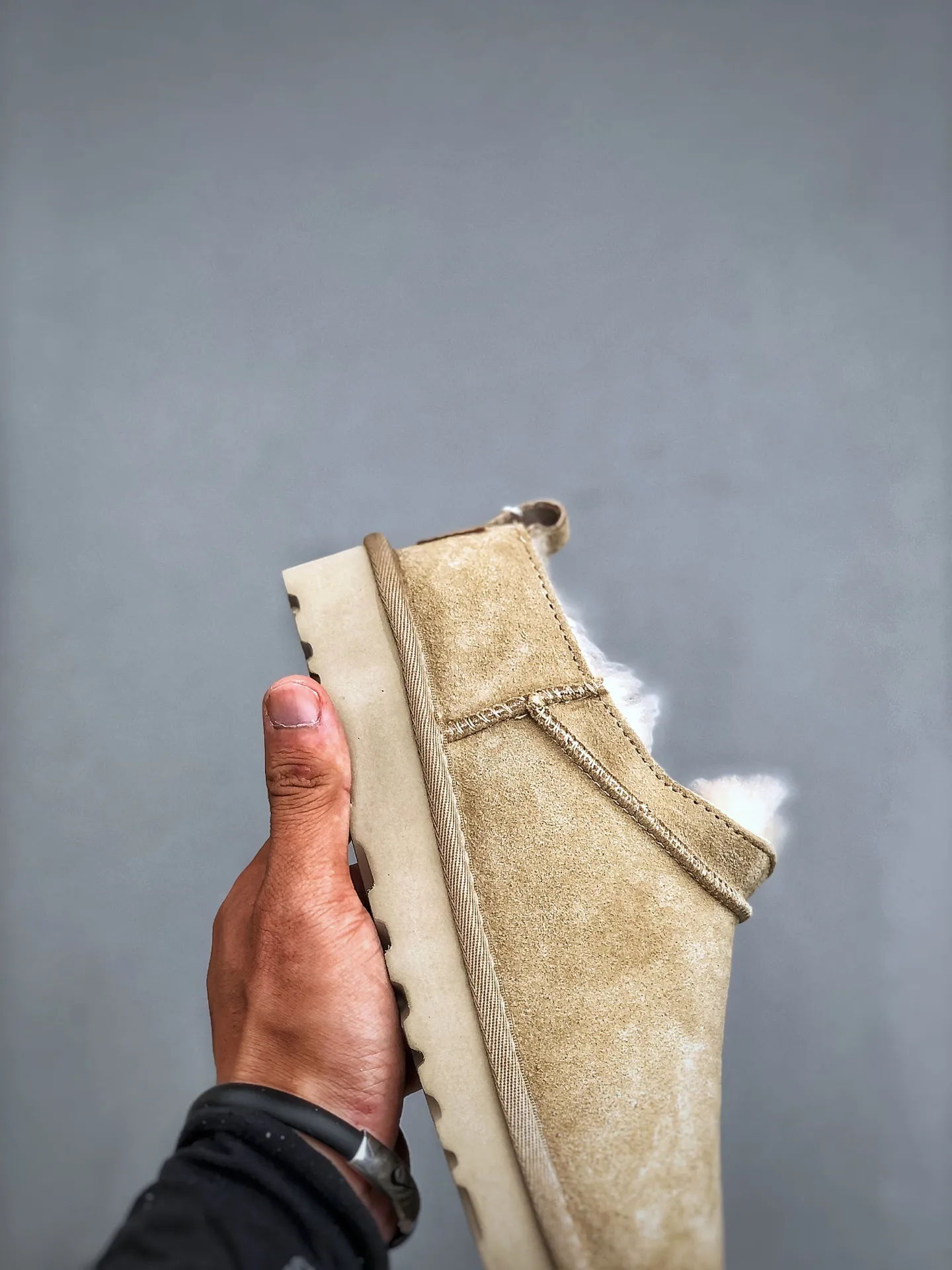 Local self-pickup💰520 supports store placement. The top version of ugg on the market. 25 new models. UGG Elea Slip-On. Thin and light slip-on. Home, office, air-conditioned room. Easy to match, super fashionable and long-leg welfare model. Produced by a large foreign trade factory in Guangzhou. Toe to insole. Genuine sheep fur integrated. Independent outer box packaging. Chip with waterproof technology. Different from any version on the market. Independently developed original outsole and cashmere insole to keep you warm in winter and suitable for home use. In recent years, uug has launched a style series that is partially geared towards the preferences of young consumers and has also moved to the forefront of fashion trends. Shoe body material Water-repellent coated suede upper 17 mm UGGPURE™ implanted wool insole Lightweight non-slip and comfortable rubber outsole With brand LOGO trademark Comes with a full set of packaging Size: 35-40